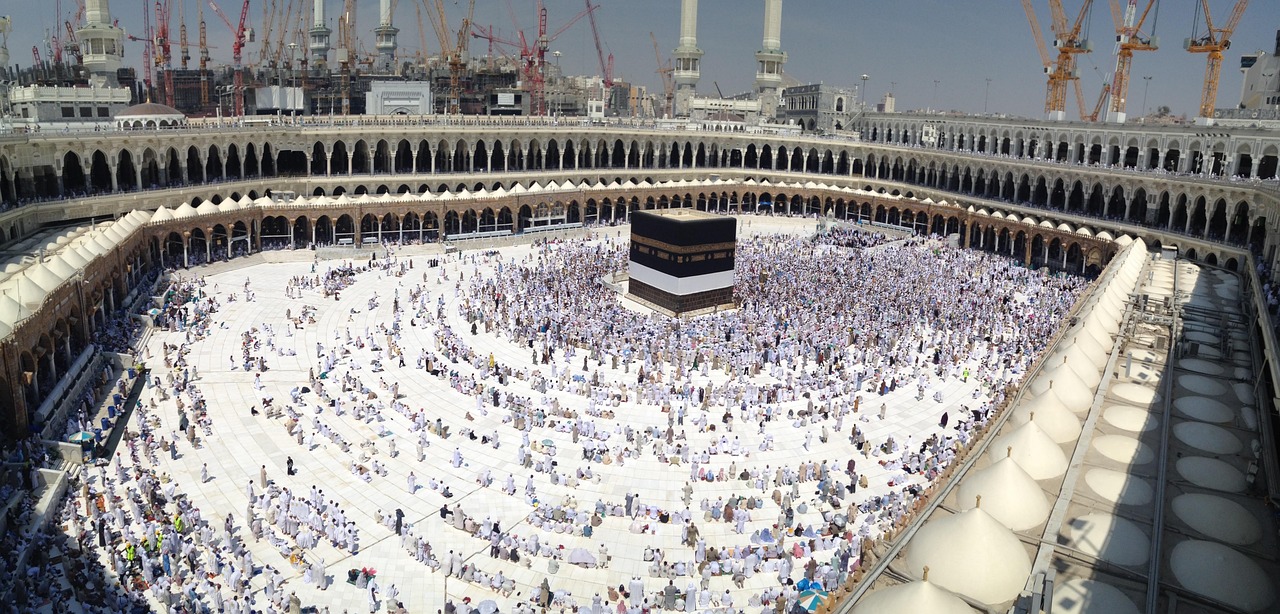Ka'bah di Masjidil Haram dengan jamaah haji dan umrah